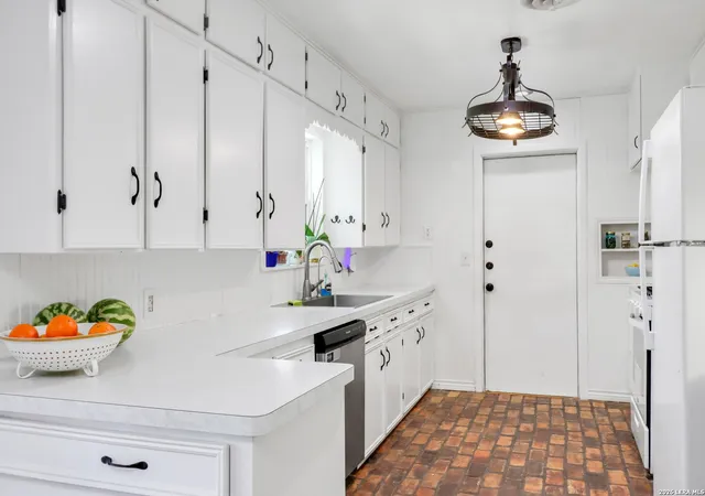 Photo 3 of Single family home for sale at 827 W Merriweather St, New Braunfels, TX 78130 | MLS# 2013715 | Listing updated on 2026-09-13