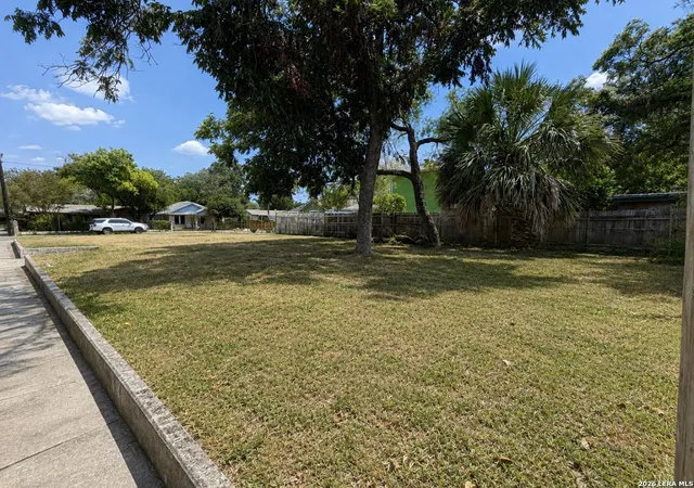 Photo 3 of Sale Pending at 403 S San Bernardo Ave, San Antonio, TX 78237 | MLS# 2013726 | Listing updated on 2026-09-08