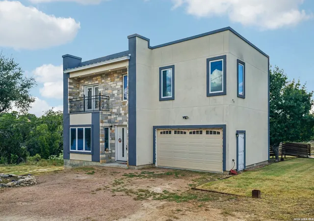 Photo 2 of Single family home for sale at 757 Canyon Bnd, Canyon Lake, TX 78133 | MLS# 2013879 | Listing updated on 2026-09-14