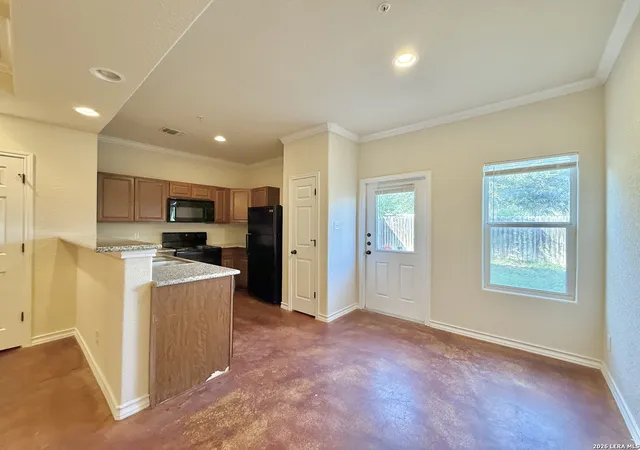 Listing Photo 5 - Condo for sale in building located at 6403-6409 Aspen Hl, San Antonio, TX 78228