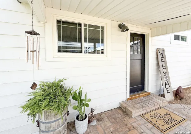 Photo 4 of Single family home for sale at 901 Zig Zag Ave, Devine, TX 78016 | MLS# 2013921 | Listing updated on 2026-09-14