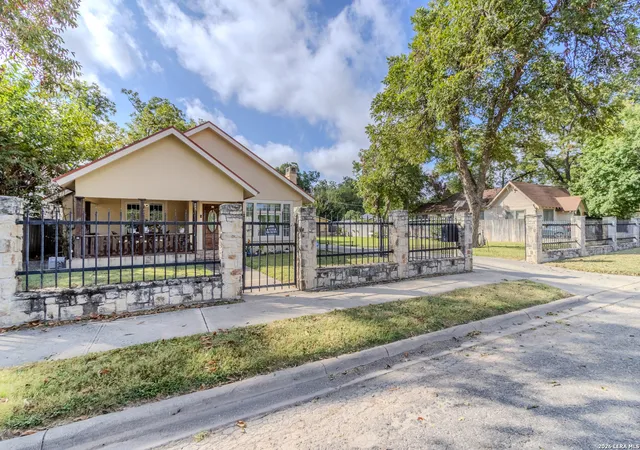 Photo 3 of Single family home for sale at 213 Minter St, Uvalde, TX 78801 | MLS# 2014104 | Listing updated on 2026-09-22