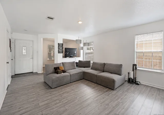 Photo 3 of Single family home for sale at 652 Cherokee Blvd, New Braunfels, TX 78132 | MLS# 2014110 | Listing updated on 2026-09-14