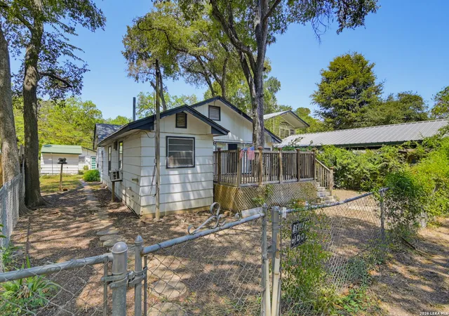 Photo 1 of Single family home for sale at 924 Lake Dr, Seguin, TX 78155 | MLS# 2014157 | Listing updated on 2026-09-15