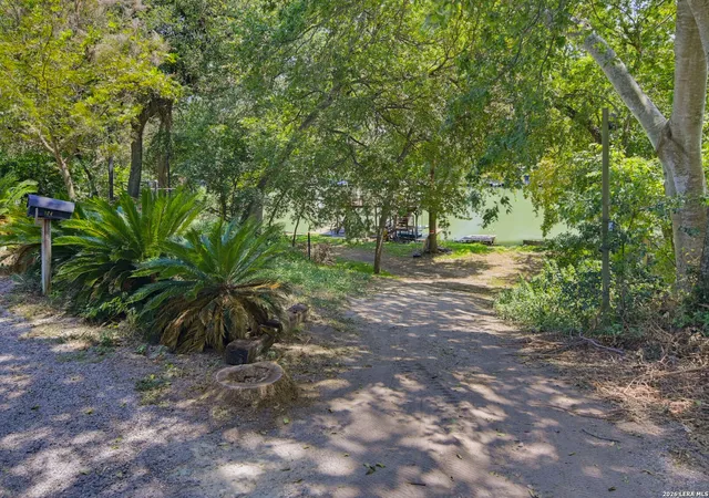 Photo 3 of Single family home for sale at 924 Lake Dr, Seguin, TX 78155 | MLS# 2014157 | Listing updated on 2026-09-15