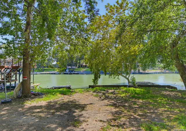 Photo 3 of Single family home for sale at 924 Lake Dr, Seguin, TX 78155 | MLS# 2014157 | Listing updated on 2026-09-15