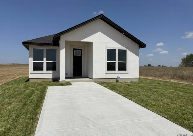 Photo 2 of Single family home for sale at 124 Camino Verde Ct, La Vernia, TX 78121 | MLS# 2014320 | Listing updated on 2026-09-04