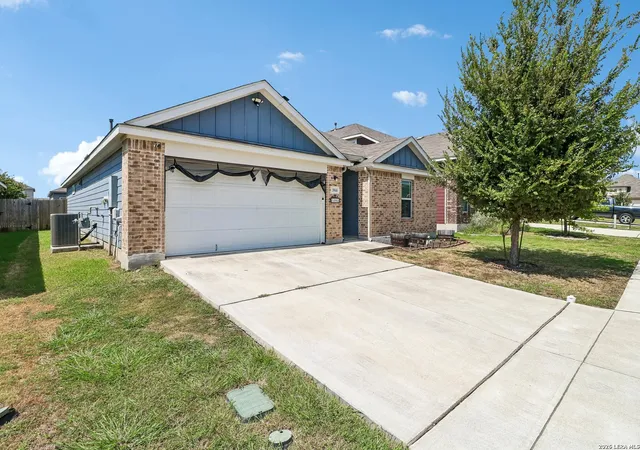 Photo 4 of Single family home for sale at 3944 Legend Mdws, New Braunfels, TX 78130 | MLS# 2014334 | Listing updated on 2026-09-15