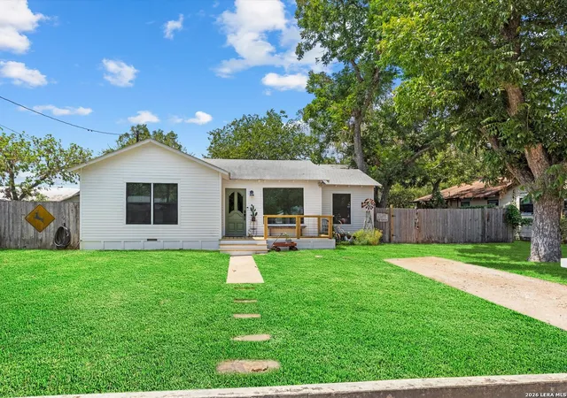 Photo 1 of Single family home for sale at 464 S Washington Ave, New Braunfels, TX 78130 | MLS# 2014425 | Listing updated on 2026-09-15