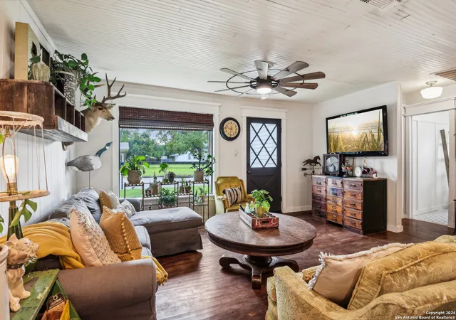 Photo 3 of Single family home for sale at 464 S Washington Ave, New Braunfels, TX 78130 | MLS# 2014425 | Listing updated on 2026-09-15