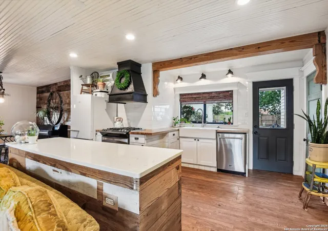 Photo 3 of Single family home for sale at 464 S Washington Ave, New Braunfels, TX 78130 | MLS# 2014425 | Listing updated on 2026-09-15