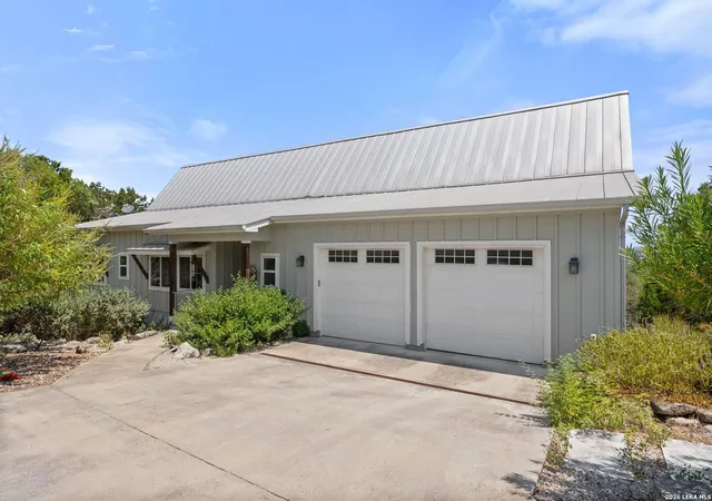 Photo 4 of Single family home for sale at 129 Riedel Ln, Canyon Lake, TX 78133 | MLS# 2014426 | Listing updated on 2026-09-09