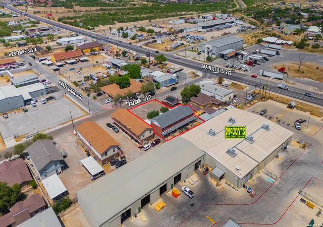 Listing Photo 4 - Condo for sale in building located at 121 Falcon Blvd, Eagle Pass, TX 78852