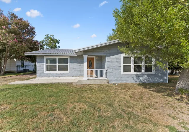 Photo 2 of Single family home for sale at 281 N Lone Star Ave, New Braunfels, TX 78130 | MLS# 2014498 | Listing updated on 2026-09-15