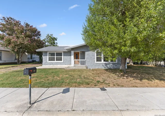 Photo 3 of Single family home for sale at 281 N Lone Star Ave, New Braunfels, TX 78130 | MLS# 2014498 | Listing updated on 2026-09-15