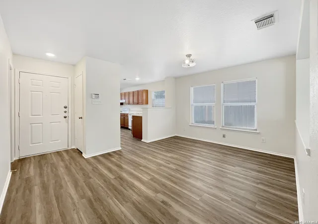 Photo 3 of Single family home for sale at 6 Bedford Bay, San Antonio, TX 78239 | MLS# 2014503 | Listing updated on 2026-09-15
