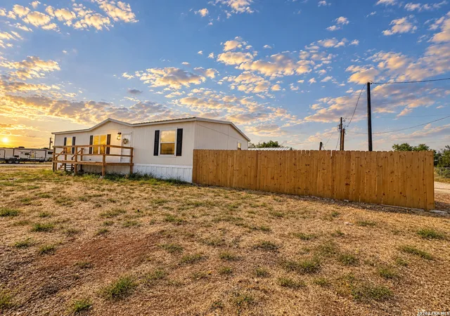 Photo 3 of Single family home for sale at 15 Plum St, Charlotte, TX 78011 | MLS# 2014513 | Listing updated on 2026-09-18