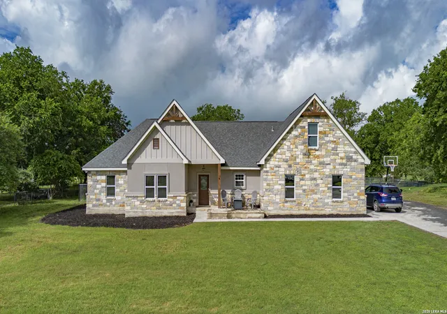 Photo 3 of Single family home for sale at 140 Oak Springs Dr, Seguin, TX 78155 | MLS# 2014540 | Listing updated on 2026-09-16