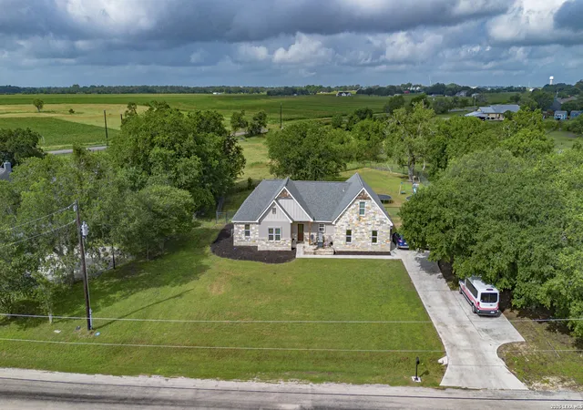 Photo 4 of Single family home for sale at 140 Oak Springs Dr, Seguin, TX 78155 | MLS# 2014540 | Listing updated on 2026-09-16