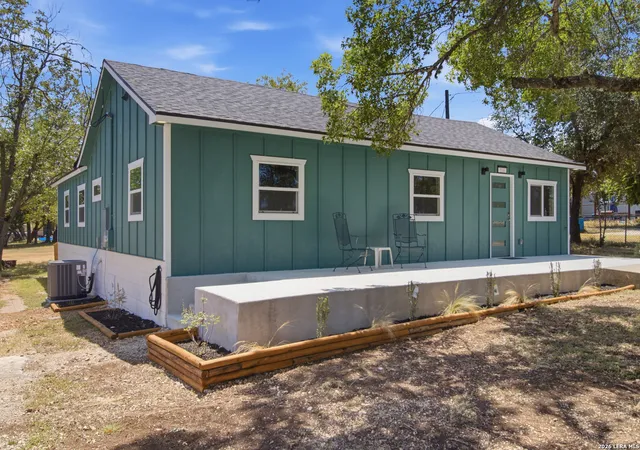 Photo 4 of Single family home for sale at 1506 Sycamore St, Bandera, TX 78003 | MLS# 2014544 | Listing updated on 2026-09-16