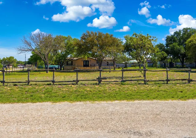 Photo 2 of Single family home for sale at 205 Creekview Dr, Floresville, TX 78114 | MLS# 2014596 | Listing updated on 2026-09-16