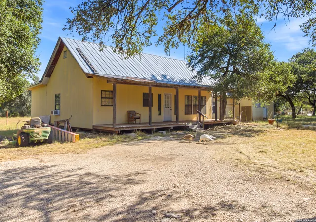 Photo 3 of Sale Pending at 147 Green Valley Ct, Pipe Creek, TX 78063 | MLS# 2014599 | Listing updated on 2026-09-30