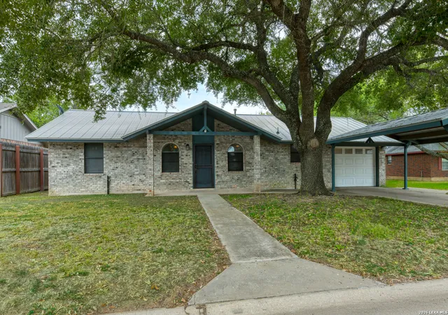 Photo 2 of Single family home for sale at 904 W West St, Stockdale, TX 78160 | MLS# 2014627 | Listing updated on 2026-09-16