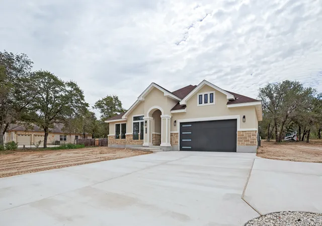 Photo 3 of Single family home for sale at 220 County Rd 6864, Natalia, TX 78059 | MLS# 2014637 | Listing updated on 2026-09-17