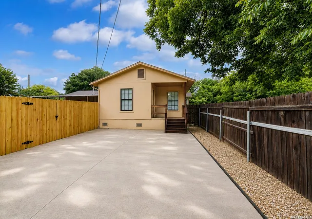 Photo 1 of Single family home for sale at 140 Hillcrest, Luling, TX 78648 | MLS# 2014656 | Listing updated on 2026-09-19