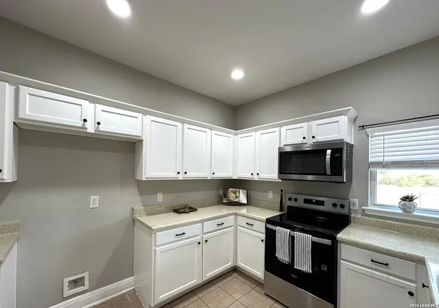 Photo 4 of Single family home for sale at 173 Whitewing Way, Floresville, TX 78114 | MLS# 2014689 | Listing updated on 2026-09-17
