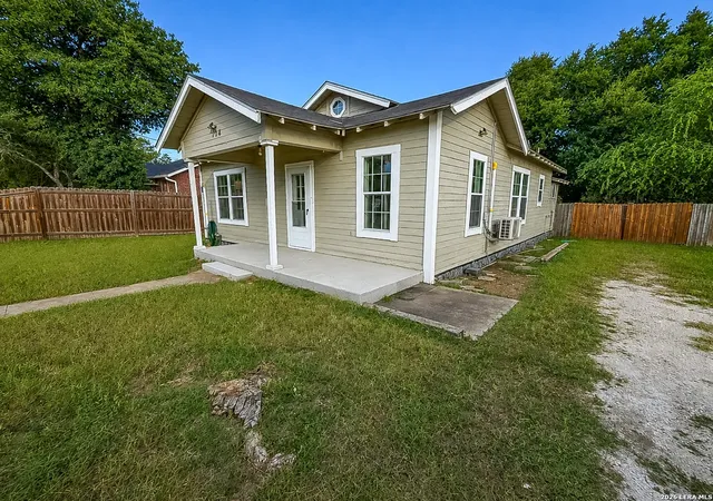 Photo 1 of Sale Pending at 104 E Hutchinson, Beeville, TX 78102 | MLS# 2014727 | Listing updated on 2026-09-27