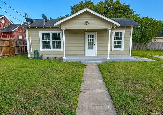 Photo 2 of Sale Pending at 104 E Hutchinson, Beeville, TX 78102 | MLS# 2014727 | Listing updated on 2026-09-27