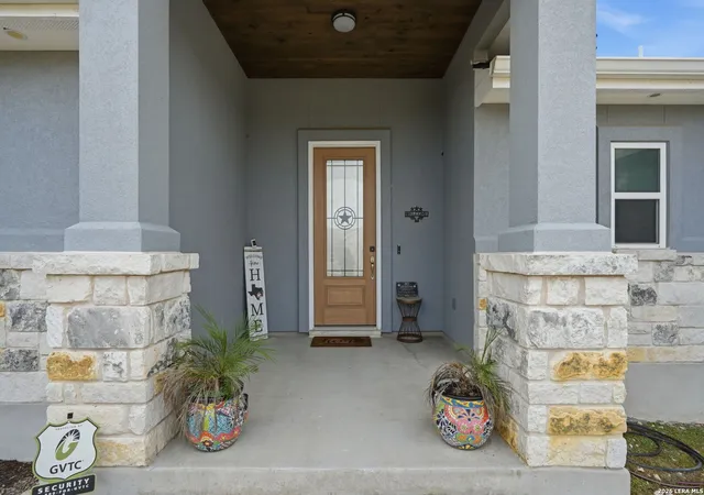 Photo 2 of Single family home for sale at 422 Cielo Vis, Canyon Lake, TX 78133 | MLS# 2014772 | Listing updated on 2026-09-10