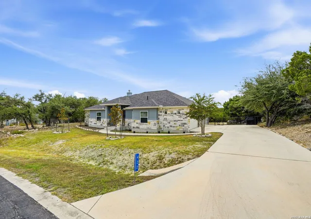 Photo 3 of Single family home for sale at 422 Cielo Vis, Canyon Lake, TX 78133 | MLS# 2014772 | Listing updated on 2026-09-10