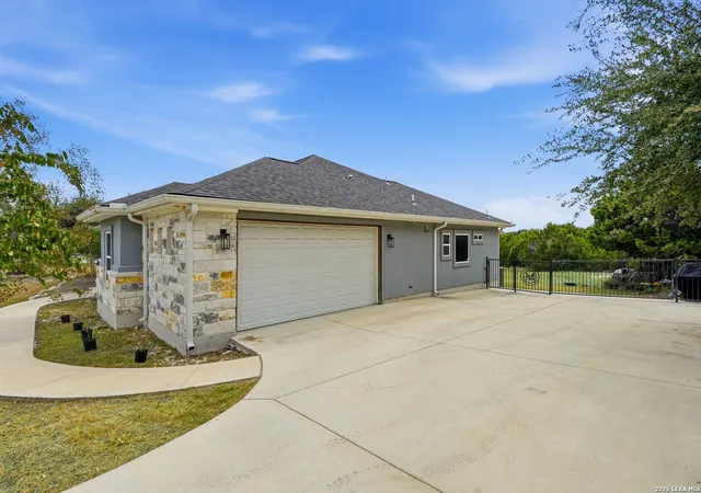Photo 4 of Single family home for sale at 422 Cielo Vis, Canyon Lake, TX 78133 | MLS# 2014772 | Listing updated on 2026-09-10