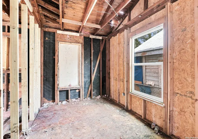 Photo 4 of Single family home for sale at 2917 Chihuahua St, San Antonio, TX 78207 | MLS# 2014780 | Listing updated on 2026-09-18