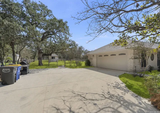 Photo 4 of Single family home for sale at 360 Bear Ridge Dr, La Vernia, TX 78121 | MLS# 2014939 | Listing updated on 2026-09-30