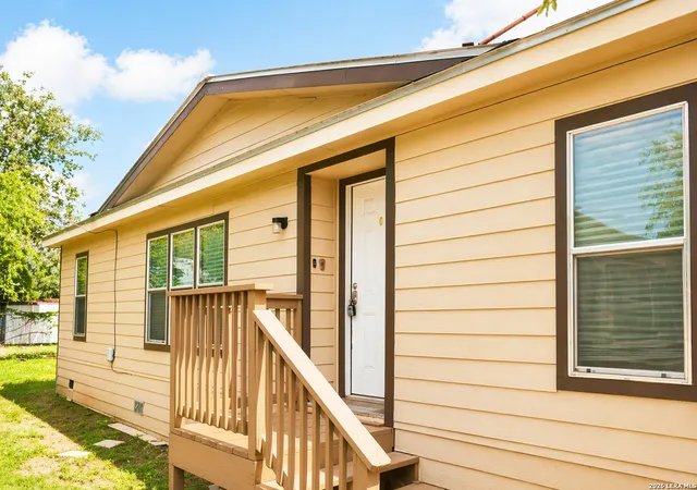 Photo 1 of Single family home for sale at 18066 La Gloria Rd, Elmendorf, TX 78112 | MLS# 2014954 | Listing updated on 2026-09-19