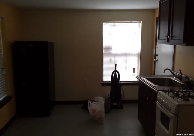 Listing Photo 5 - Condo for sale in building located at 618 S 6th St, Kenedy, TX 78119