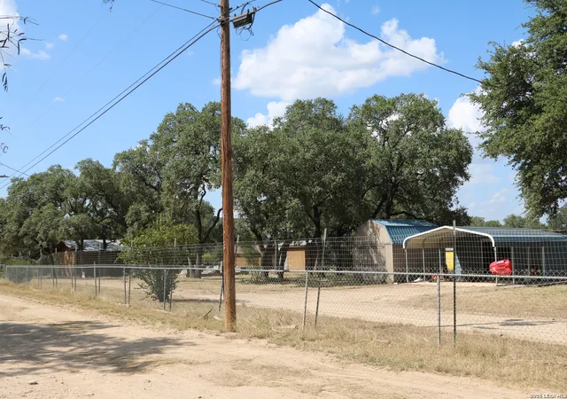 Photo 3 of Single family home for sale at 316 Oak Lawn Dr, Bandera, TX 78003 | MLS# 2014992 | Listing updated on 2026-09-29
