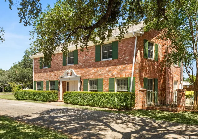 Photo 3 of Single family home for sale at 107 Cas Hills Dr, Castle Hills, TX 78213 | MLS# 2015093 | Listing updated on 2026-09-17
