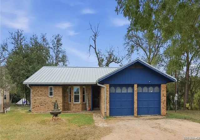 Photo 2 of Single family home for sale at 384 Waterway Pass, New Braunfels, TX 78130 | MLS# 2015100 | Listing updated on 2026-09-09