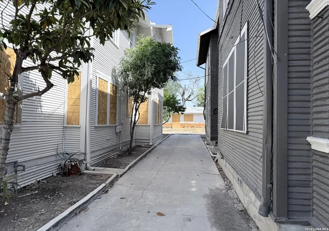 Photo 3 of Multi family home for sale at 305 W Poplar St, San Antonio, TX 78212 | MLS# 2015137 | Listing updated on 2026-09-19