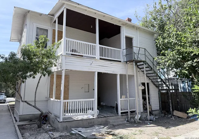 Listing Photo 5 - Condo for sale in building located at 305 W Poplar St, San Antonio, TX 78212