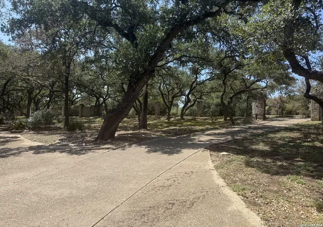 Photo 4 of Single family home for sale at 14016 Mint Trl Dr, Hill Country Village, TX 78232 | MLS# 2015169 | Listing updated on 2026-09-09