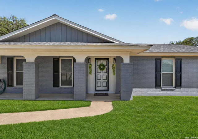 Photo 3 of Single family home for sale at 111 Laural Ln, Universal City, TX 78148 | MLS# 2015170 | Listing updated on 2026-09-20
