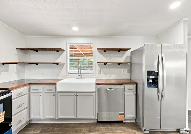 Photo 2 of Single family home for sale at 410 Duck Mountain Ln, Canyon Lake, TX 78133 | MLS# 2015183 | Listing updated on 2026-09-09