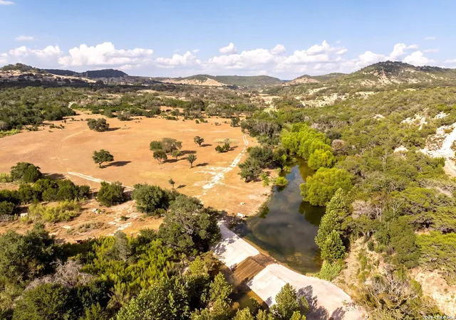 Photo 3 of House for sale at 259 Gate Rd, Pipe Creek, TX 78063 | MLS# 2015246 | Listing updated on 2026-09-20