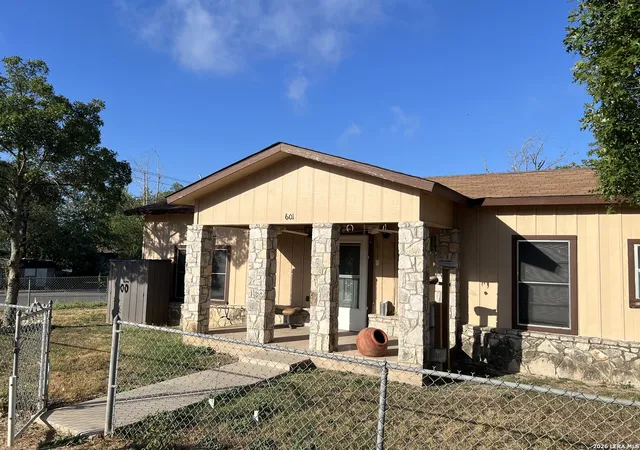 Single family home for sale at 601 Como, Uvalde, TX 78801 | MLS# 2015250
