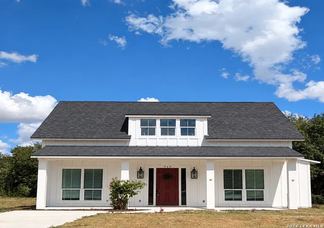 Photo 1 of Single family home for sale at 910 Country Clb Dr, Seguin, TX 78155 | MLS# 2015263 | Listing updated on 2026-09-20